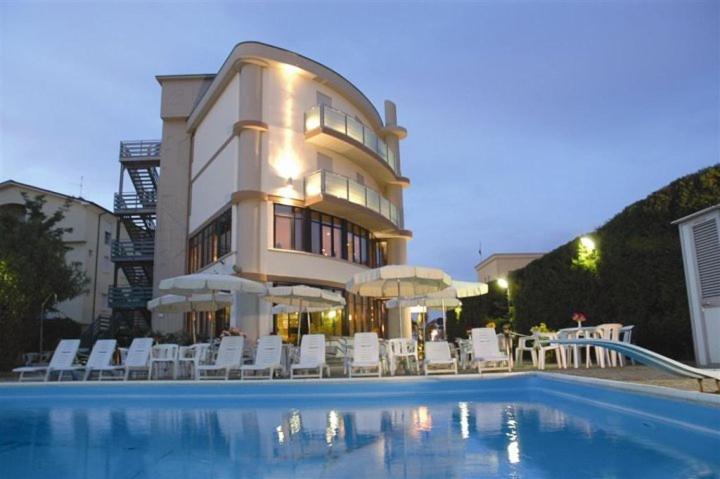 Hotel Capitol San Mauro Mare Extérieur photo